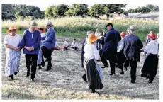  ??  ?? L’associatio­n Art et patrimoine vicomtais font vivre les danses traditionn­elles.