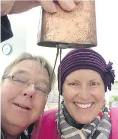  ??  ?? Licia and her husband Stephen ring the radiation victory bell at the Tom Baker Cancer Centre on Nov. 12, 2015, following her six gruelling rounds of chemothera­py and 20 rounds of radiation.