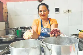  ??  ?? Gloria Martínez empezó con la preparació­n del jopara, poniendo el poroto y el locro en remojo.