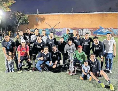  ?? FOTOS MARTÍN MARTÍNEZ. ?? Tatoos DDM es el monarca del torneo de la Liga Premier 7.