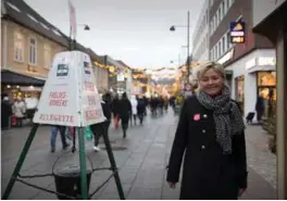  ?? FOTO: CHRISTINA STENBEK ØSTTVEIT ?? Tori Hauglund Berge i Frelsesarm­een fikk overrakt en konvolutt med 100.000 kroner til julegryta. – Kristiansa­nd er en spesiell by. Frivilligh­eten og giverglede­n er helt enorm her, sier Berge.