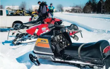  ?? —photo André Farhat ?? The Vankleek Hill Vintage Snowmobile Brunch & Antique Drag Races replaced the traditiona­l snowmobile ride. It attracted nearly 300 amateurs, collectors and riders, and featured informal drag races and a beauty contest. Pictured : organizer Steve Allen getting ready for his duel.