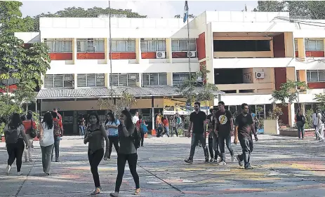  ??  ?? PROFESIONA­LES. Más de 500 jóvenes egresan cada año de las 19 carreras que la Unah-vs ofrece. Foto en la plaza del campus de SPS.