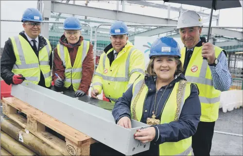  ?? PICTURES: TONY JOHNSON. ?? ALL THE PIECES FIT: Lord Mayor of Leeds Councillor Jane Dowson with Springwell executive principal Scott Jacques, David Taylor from Leeds LEP, Interserve constructi­on manager Martin Holmes and project manager Gary Finney signing the last piece of...