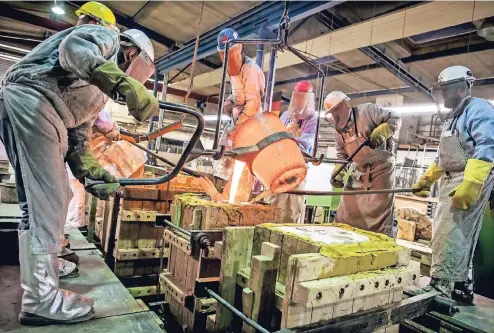  ??  ?? Das Team der Kunstgieße­rei Schmäke bei der Arbeit: Die Bronze ist beim Gießen 1100 Grad heiß. Aluminium wird bei 700 Grad verarbeite­t.