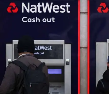  ?? AFP/VNA Photo ?? People withdraw money from Natwest ATMS.