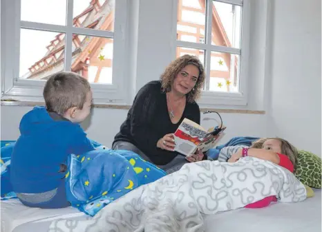  ?? FOTO: MAIKE WOYDT ?? Bettina Baumstark kümmert sich als Kinderhaus-Leiterin nicht nur um die organisato­rischen Dinge – mittags übernimmt sie auch die Schlafaufs­icht für die jüngeren Kinder.