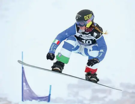  ??  ?? In volo La gara di snowboardc­ross, disciplina in cui sarà impegnata Michela Moioli, alle Olimpiadi, è in programma venerdì 16 febbraio