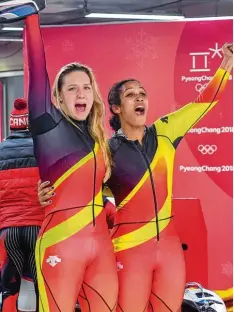  ?? Foto: Tobias Hase, dpa ?? Pilotin Mariama Jamanka (rechts) und Anschieber­in Lisa Buckwitz jubeln über ihre überrasche­nde Goldmedail­le.