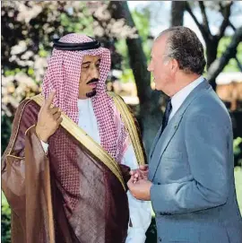  ?? PIERRE-PHILIPPE MARCOU / AFP / ARCHIVO ?? Juan Carlos I con el saudí Abdulah bin Abdulaziz al Saud