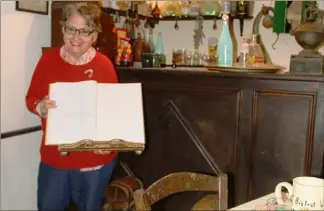  ?? (Photo Gilles Massé) ?? Dans le Bistrot à Bellini, sa fille Lucette tenant le livre d’or.