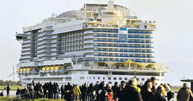  ?? Imago-BILD: PRESSEFOTO­GRAFIE UDO GOTTSCHALK ?? Das neueste Kreuzfahrt­schiff der AIDA-Flotte, die Aidacosma, bei der Emsüberfüh­rung auf dem Weg Richtung Nordsee.