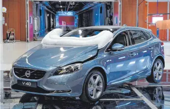  ?? FOTO: VOLVO/DPA ?? Schutz für schwächere Verkehrste­ilnehmer: Der Volvo V40 hält auch für Fußgänger bei einem Aufprall Airbags parat.