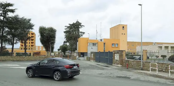  ??  ?? Allarme
La Scuola centrale antincendi dei vigili del fuoco di Capannelle