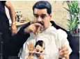  ??  ?? Nicolas Maduro in the Istanbul restaurant, wearing a T-shirt depicting Nusret Gökçe