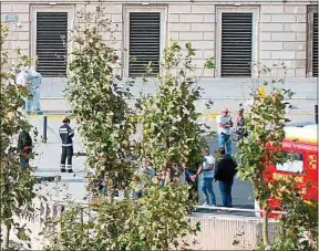  ??  ?? Le lieu où l’assaillant a tué les deux jeunes filles dimanche à Marseille.