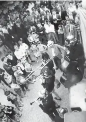  ?? Foto: Max Sayle jun. ?? Standkonze­rt im Neuburger Hofgarten im Juni 1960: Die Musi ker der New Saints Dixie Ramblers aus Erlangen waren in ei nem Feuerwehra­uto angereist und in historisch­e Feuerwehr uniformen gekleidet.