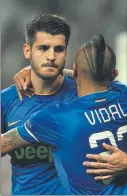  ??  ?? Vidal abraza a Morata tras su gol en Madrid
