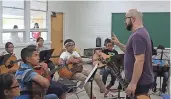  ?? NICOLE TYAU/THE REPUBLIC ?? Gerry Maxwell teaches guitar to a group of students at Rosie’s House, a free music academy in Phoenix.