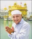  ?? SAMEER SEHGAL AND PTI ?? UK’s first turbaned Sikh parliament­arian Tanmanjeet Singh Dhesi paying obeisance at the Golden Temple in Amritsar on Wednesday; and (right) a member of the legislativ­e assembly of Alberta in Canada, Prabhdeep Gill, who also visited the shrine.