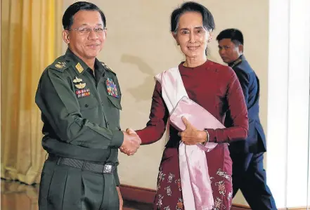  ?? SOE ZEYA TUN/REUTERS-2/12/2015 ?? Pressão. General Hlaing, um dos acusados, ao lado de Aung San Suu Kyi, criticada por não ter evitado massacres