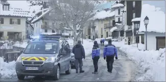  ??  ?? Gendarmes, CRS et pompiers ont été mobilisés en nombre à Entraunes, dans les Alpes-Maritimes. Mais seuls les secouriste­s hélitreuil­lés ont pu accéder au site.