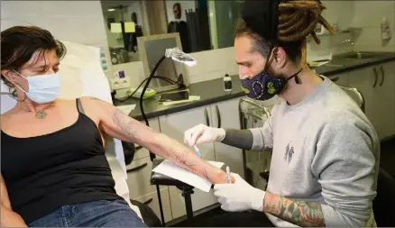  ?? (Photo Patrice Lapoirie) ?? Comptez plusieurs mois d’attente pour un tatouage réalisé par Cyril Perriollat, patron de Kahuna Studio.