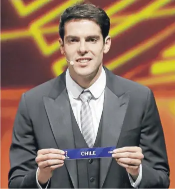  ??  ?? ► El brasileño Kaká abrió la bola en que apareció Chile en el sorteo.
