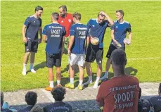  ?? FOTO: THORSTEN KERN ?? Spaß und Kennenlern­en waren wichtig beim Trainingsa­uftakt des FV Ravensburg mit Trainer Steffen Wohlfarth (rotes T-Shirt).