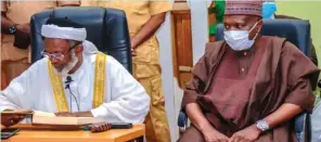  ??  ?? Governor Muhammadu Inuwa Yahaya ( R) Sheikh Usman Isah Taliyawa ( L) when the Governor attended a Tafsir session at Bolari Izala Mosque, Gombe