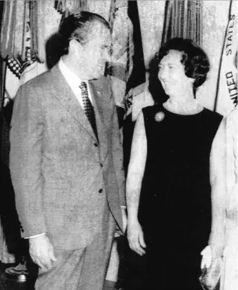  ?? | SUN- TIMES FILE PHOTO ?? Louise Hutchinson of the Chicago Tribune meets with President Richard Nixon at the White House as the newly installed president of theWomen’s National Press Club.