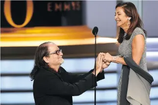  ?? PHIL MCCARTEN/THE ASSOCIATED PRESS ?? Glenn Weiss proposes to Jan Svendsen after accepting his Emmy. “Jan, you are the sunshine in my life,” he said. “And Mom was right: Don’t ever let go of your sunshine.”