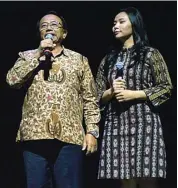  ?? PEMKAB BLITAR FOR JAWA POS ?? PROMOSI BUDAYA: Bupati Blitar Rijanto (kiri) bersama Livi Zheng saat di Los Angeles, Amerika Serikat.