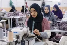  ??  ?? Communauté.
La diaspora ouïgoure a sa télévision en ligne, Istiklal TV, dont le studio est à Istanbul (photo du haut). De nombreuses femmes de cette minorité travaillen­t dans l’industrie textile stamboulio­te (ci-dessus).