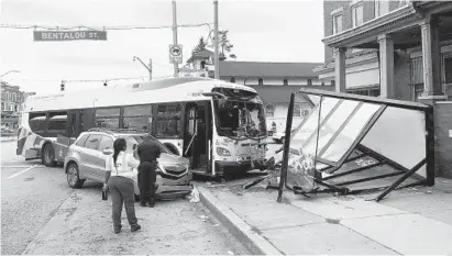  ?? BRITTANY BRITTO/THE BALTIMORE SU/BALTIMORE SUN ?? The scene of a crash involving a bus at the intersecti­on of Bentalou Street and North Avenue in Baltimore.