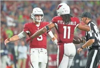  ?? ROB SCHUMACHER/THE REPUBLIC ?? Cardinals quarterbac­k Josh Rosin and receiver Larry Fitzgerald react after a pass completion against the Seattle Seahawks on Sunday at at State Farm Stadium.