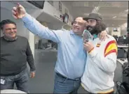  ??  ?? MEDALLA. Matallanas se hace un selfie con Regino. A la derecha, Relaño, Regino, Roncero y Gutiérrez.