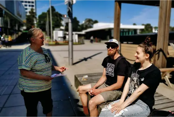  ?? FOTO: JONATAN SPARV ?? I Hagalund träffar HBL Rörelse Nu-kandidaten Marjetta Salmi, som står i diskussion med väljarna Janne Saarinen och Mimi Brander som ännu inte har röstat. De tycker inte att valet syns i stadsbilde­n.
Valdeltaga­ndet bland invandrare brukar vara lågt i kommunalva­l. Det tror SFPkandida­ten Yakup Yilmaz att det kan bli ändring på i år.