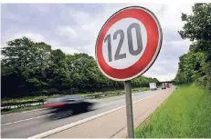  ?? FOTO: DPA Dr. Hans-Peter Schmid Grevenbroi­ch ?? Die Deutsche Umwelthilf­e fordert auf Autobahnen generell „Tempo 120“– „zeitgemäß“oder „Schwachsin­n“?