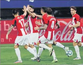  ?? FOTO: EFE ?? Empate Villalibre recibe la felicitaci­ón de sus compañeros tras el gol del empate
