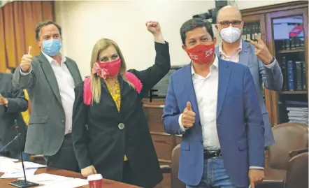  ?? / AGENCIAUNO ?? Celebran los diputados. Matías Walker, Pamela Jiles, Jorge Durán y Marcos Ilabaca, ayer en la Comisión.