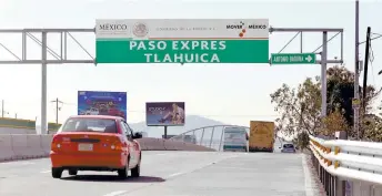  ??  ?? Tras el incidente en el Paso Express, la SCT anunció que revisará todas las vías federales.