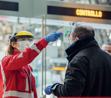  ?? (foto Agf / Ansa) ?? Tecnologia Il test della temperatur­a con il «termo-scanner» ai viaggiator­i in partenza dalla Stazione Centrale e uno dei tre droni in dotazione alla Protezione civile di Opera (Milano) che sarà utilizzato per il rispetto dell’ordinanza antivirus