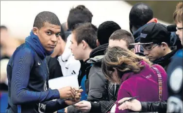  ??  ?? ÍDOLO CON ‘LES BLEUS’. Aún no ha debutado con Francia, pero ayer firmó muchos autógrafos.