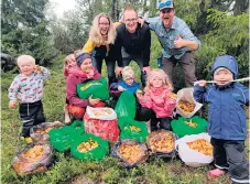  ?? Bild: Privat ?? Olle Jonsson, hans tvillingbr­or och deras familjer plockade mängder av kantarelle­r.