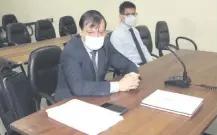  ??  ?? Claudio Lovera (izq.), abogado defensor del exsenador Óscar González Daher y de su hijo Óscar González Chaves.