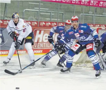  ?? FOTO: DIETER REINHARDT ?? Die Wild Wings um Verteidige­r Benedikt Brückner (Nummer 6) hatten gegen das Spitzentea­m des EHC Red Bull München in der Defensive gut zu tun.