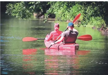  ?? FOTOS (2): NORBERT PRÜMEN ?? Naturnaher als als bei einer Paddeltour über die Niers kann man kaum unterwegs sein. Das ist ein schöner und sehr beliebter Sport für die ganze Familie.