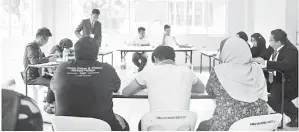  ??  ?? (Gambar atas dan kiri) PUSINGAN akhir Debora 2018 menyaksika­n Universiti Teknologi Petronas menentang UiTM Kota Kinabalu.
