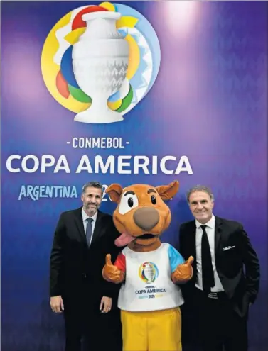  ??  ?? Yepes y Ruggeri, los embajadore­s de la Copa América con la mascota del torneo.